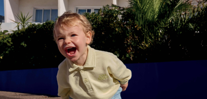 Des enfants jouant ensemble en bord de mer