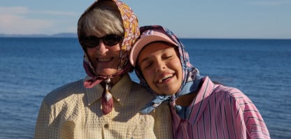 Des enfants jouant ensemble en bord de mer